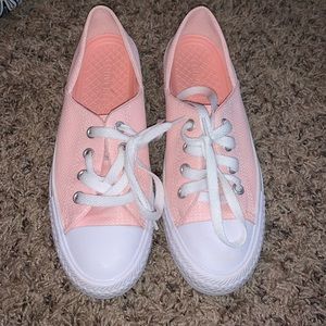 peach low top converse